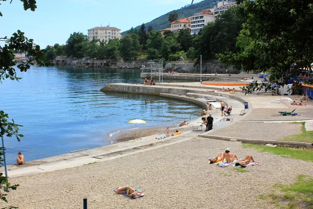Apartments By The Sea Lovran, Opatija - 7837 0*, לובראן
